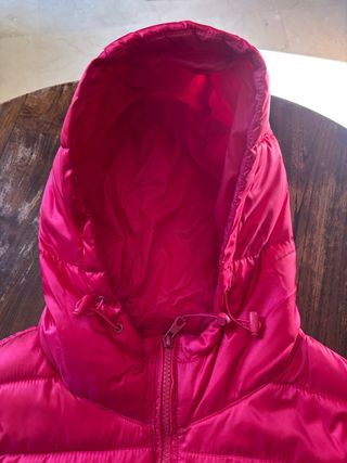 Chaleco acolchado con capucha fucsia