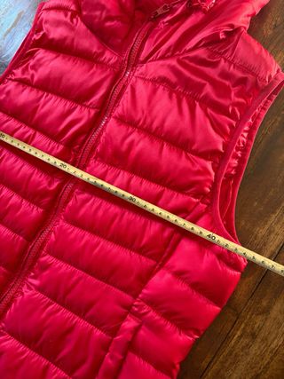 Chaleco acolchado con capucha fucsia