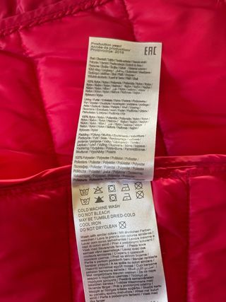 Chaleco acolchado con capucha fucsia