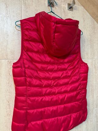 Chaleco acolchado con capucha fucsia