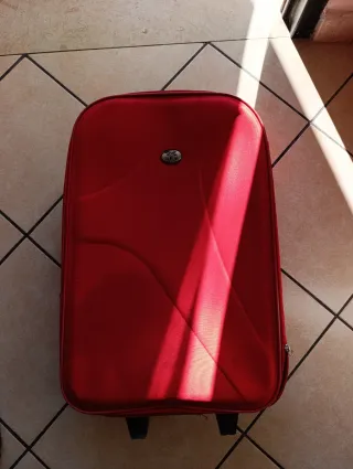 Valigia rossa da viaggio