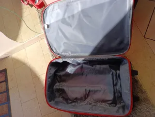 Valigia rossa da viaggio