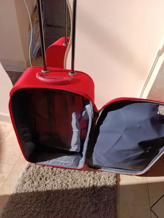 Valigia rossa da viaggio