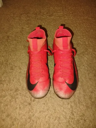 Scarpe da calcio Nike rosse e nere