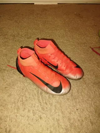 Scarpe da calcio Nike rosse e nere