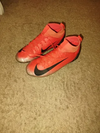Scarpe da calcio Nike rosse e nere