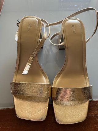 Tacones dorados Lefties