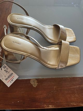 Tacones dorados Lefties