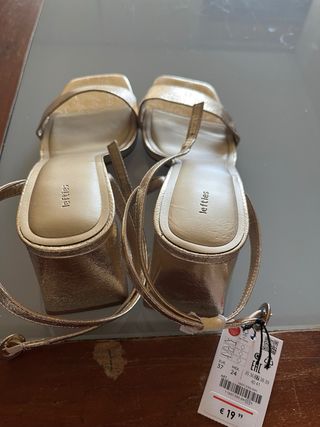 Tacones dorados Lefties