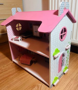Casa de muñecas de madera rosa
