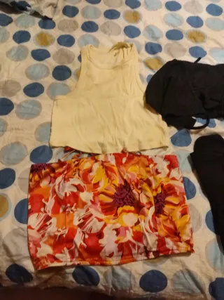 Lote 4 tops: floral, amarillo, negro