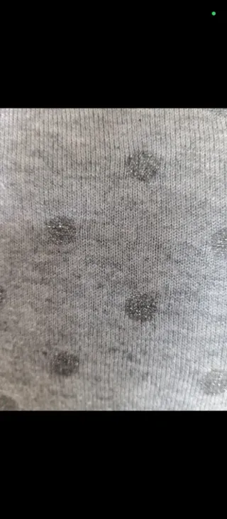 Jersey de pico con lunares brillantes gris