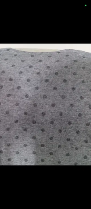 Jersey de pico con lunares brillantes gris