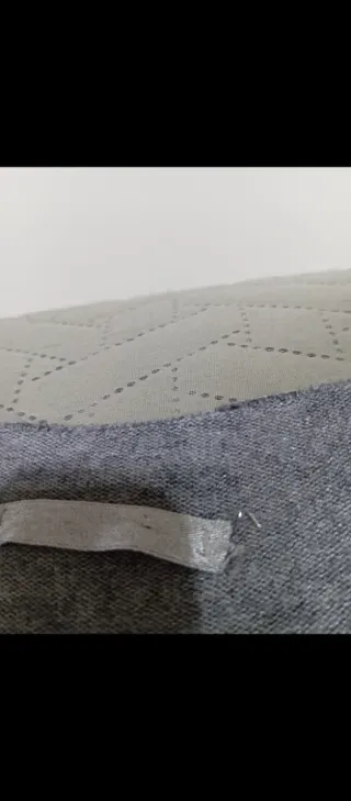 Jersey de pico con lunares brillantes gris