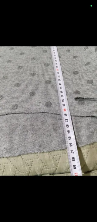 Jersey de pico con lunares brillantes gris