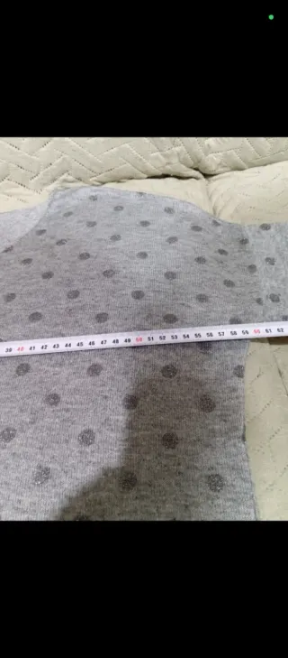 Jersey de pico con lunares brillantes gris