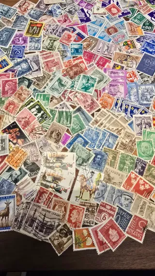 Lote de sellos y 3 álbumes para David.