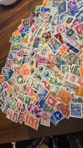 Lote de sellos y 3 álbumes para David.