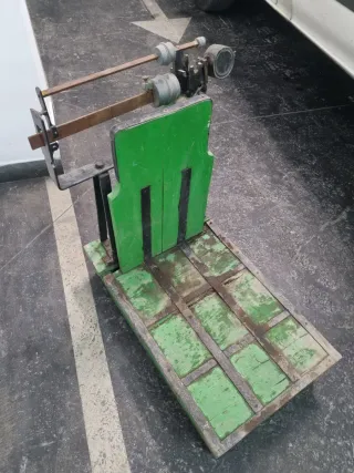 Báscula antigua decorativa verde