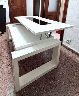 Mesa elevable blanca con almacenaje.