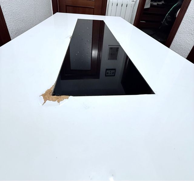 Mesa elevable blanca con almacenaje.