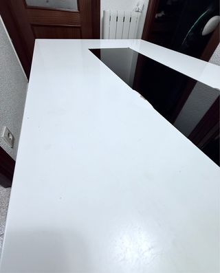 Mesa elevable blanca con almacenaje.