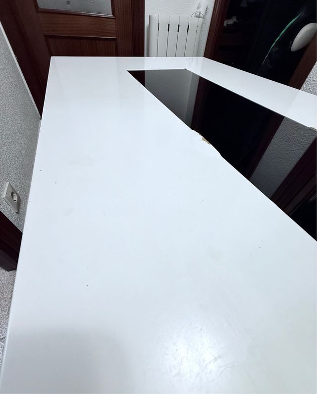 Mesa elevable blanca con almacenaje.