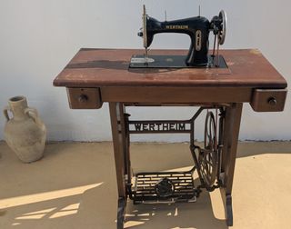Máquina de coser Wertheim con mesa