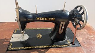 Máquina de coser Wertheim con mesa