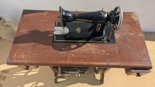 Máquina de coser Wertheim con mesa