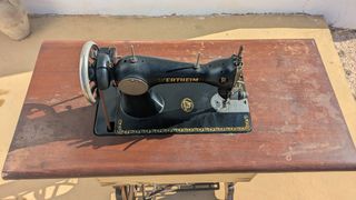Máquina de coser Wertheim con mesa