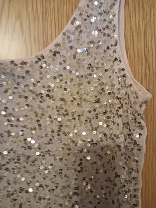 Blusa de tirantes con lentejuelas.