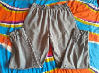 Pantalones grises flojos