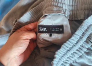 Pantalones grises flojos