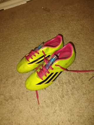 Scarpe da calcio Adidas verdi,rosa e neri