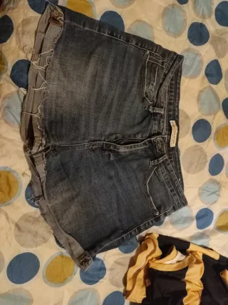 Vaqueros cortos desgastados