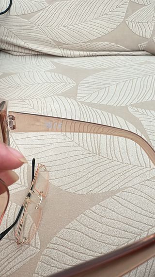 Gafas de sol doradas y rosas