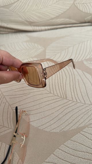 Gafas de sol doradas y rosas