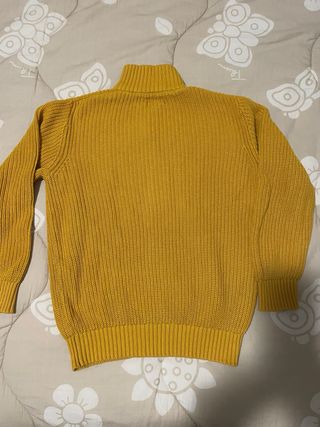 Maglioncino giallo con zip e tasche