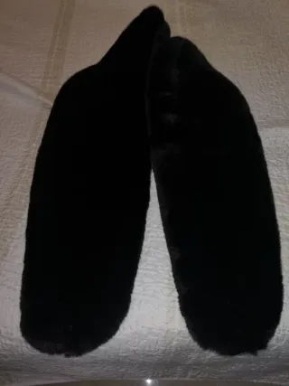 Estola de pelo sintético negra