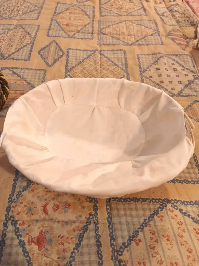 Cesta de tela branca com base de vime