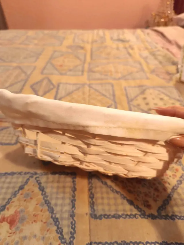 Cesta de tela branca com base de vime