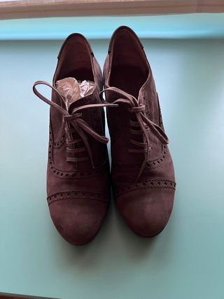 Zapatos de tacón marrones