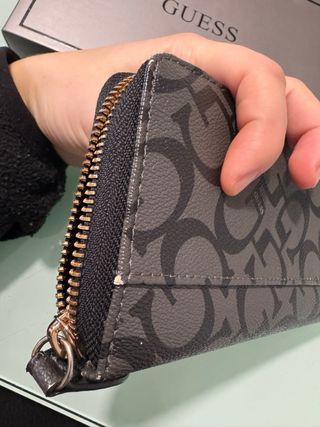 Cartera Guess Mujer Negra y Dorada