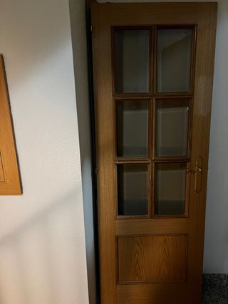 Puerta de madera con cristal