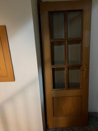 Puerta de madera con cristal