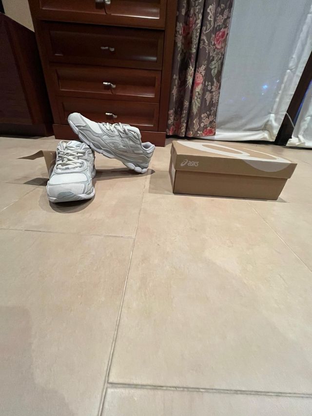 Asics NYC grises y blancas