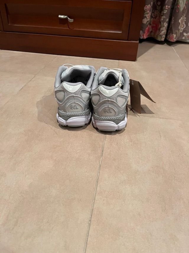 Asics NYC grises y blancas