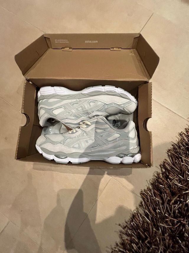 Asics NYC grises y blancas