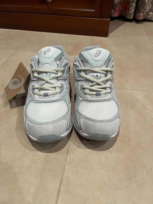 Asics NYC grises y blancas